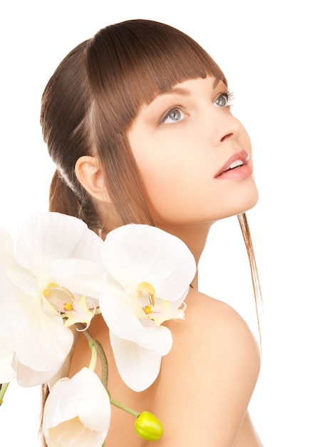 immagine luminosa di bella donna con fiore di orchidea.