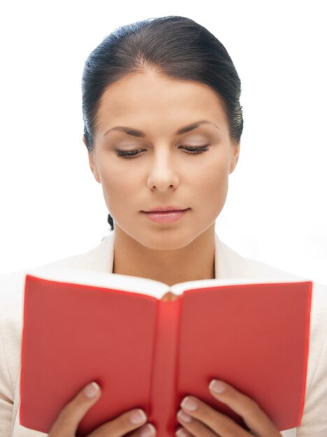 immagine luminosa di donna calma e seria con libro