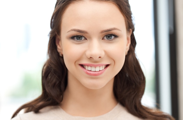 immagine luminosa di donna felice e sorridente