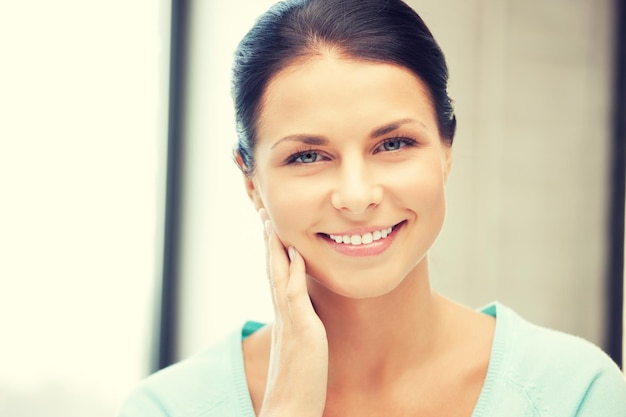 immagine luminosa di donna felice e sorridente