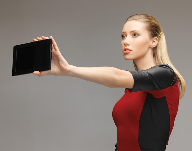 immagine luminosa di donna futuristica con tablet pc