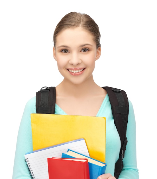 immagine luminosa di studente sorridente con libri e zainetto