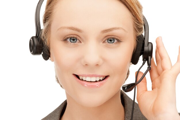 immagine luminosa di un'amichevole operatore di assistenza telefonica femminile