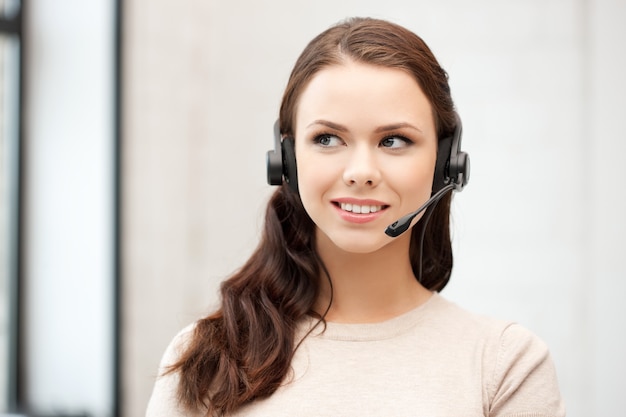 immagine luminosa di un'amichevole operatore di assistenza telefonica femminile