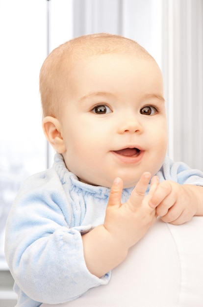 immagine luminosa di un bambino adorabile a casa