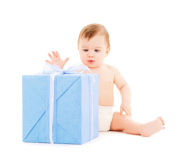 immagine luminosa di un bambino felice con confezione regalo.