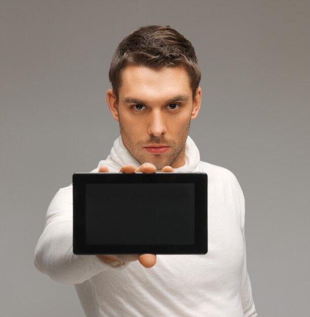 immagine luminosa di un uomo futuristico con tablet pc