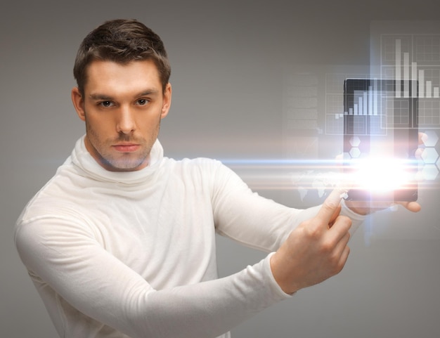 immagine luminosa di un uomo futuristico con tablet pc