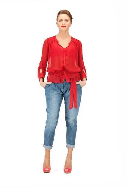 immagine luminosa di una bella donna in camicetta rossa e jeans