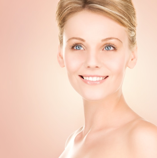 immagine luminosa di una donna adorabile su sfondo beige