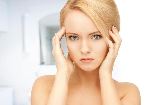 immagine luminosa di una donna infelice in bagno