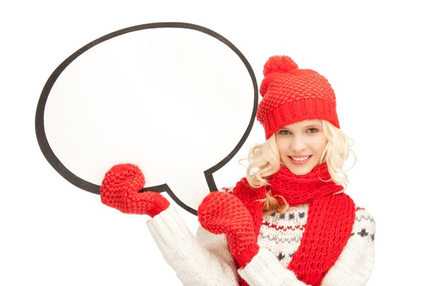 immagine luminosa di una donna sorridente con una bolla di testo vuota