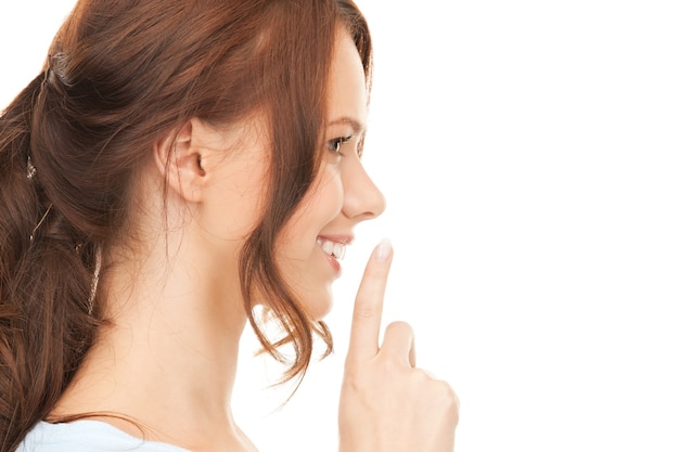immagine luminosa di una giovane donna con il dito sulle labbra
