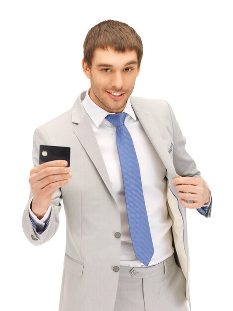 immagine luminosa di uomo d'affari felice con carta di credito