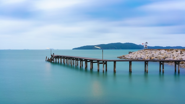 Immagine lunga di esposizione di paesaggio pacifico al parco nazionale di Khao Laem Ya, Rayong, Tailandia