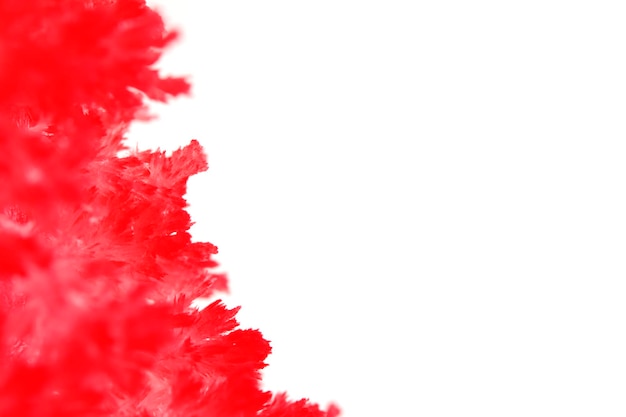 Immagine macro cristallo di sale rosso su sfondo bianco