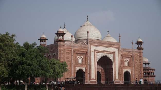 Immagine Masjid vicino al Taj Mahal In piedi vicino al fiume Yamuna, il Taj Mahal è famoso per la propria bellezza e una delle meraviglie del mondo