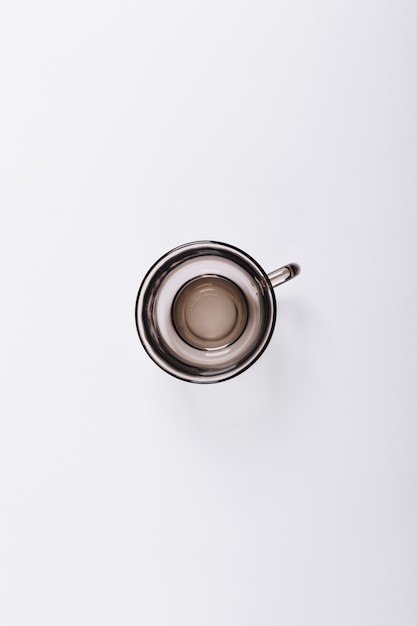 Immagine minimalista della tazza vuota su sfondo bianco