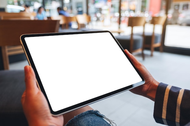 Immagine mockup di una donna in possesso di tablet digitale con schermo desktop bianco vuoto