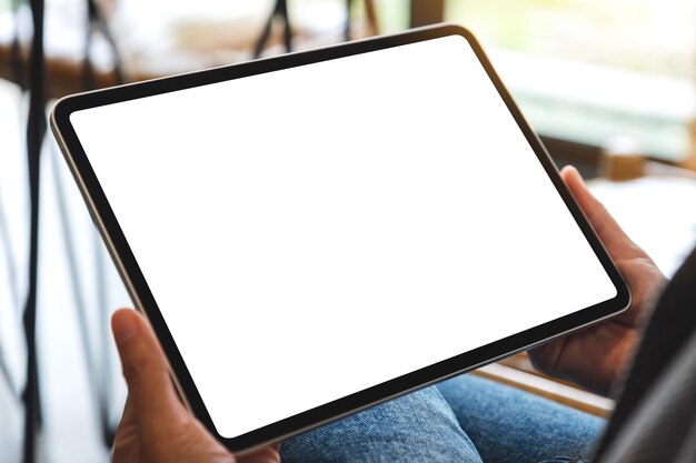 Immagine mockup di una donna in possesso di tablet digitale con schermo desktop bianco vuoto