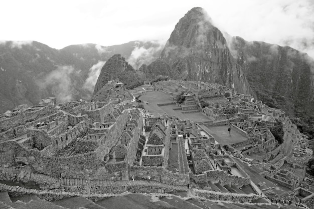 Immagine monocromatica di Machu Picchu Cittadella Inca Sito Patrimonio Mondiale dell'UNESCO in Urubamba Peru