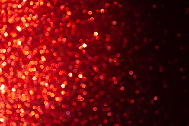 Immagine morbida bokeh astratto rosso scuro con sfondo chiaro. Eleganza luce notturna di colore rosso, marrone rossiccio, nero, sfondo liscio, design d'arte per il nuovo anno, Natale scintillante scintillante o giorno speciale.