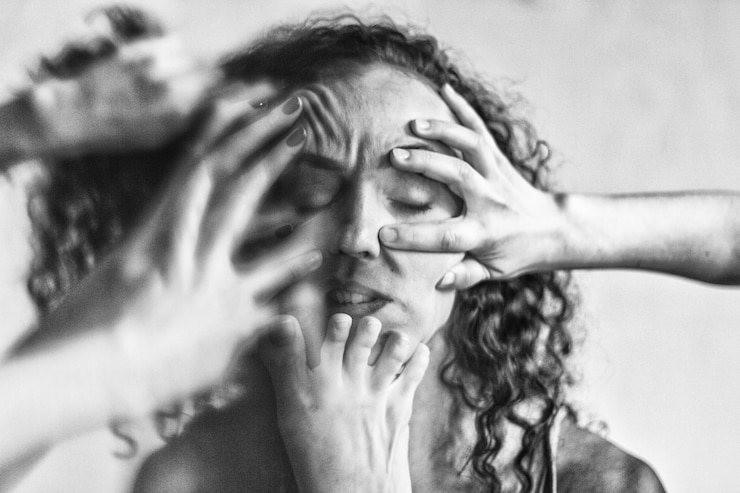 Foto immagine multiple di mani che tengono una giovane donna preoccupata