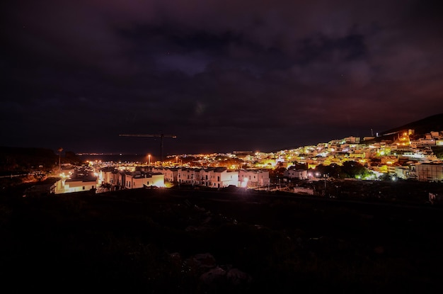 Immagine notturna della città delle Canarie Agaete