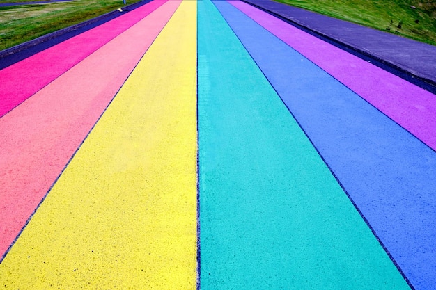 Immagine orizzontale della strada dipinta nei colori dell'arcobaleno o bandiera lgtb