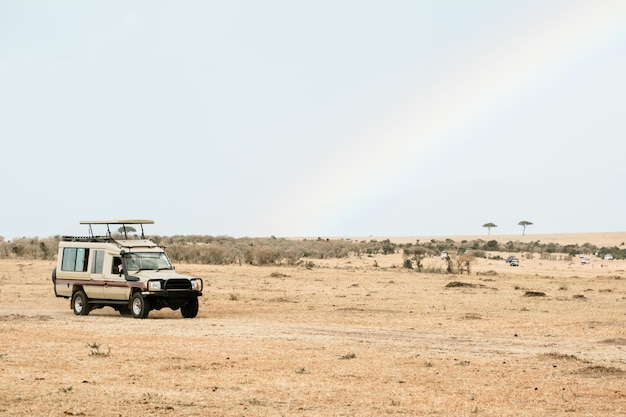 Immagine orizzontale di una jeep in un safari a Masai Mara, in Kenya