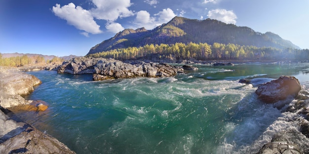 Immagine panoramica dei monti Altai del fiume Katun