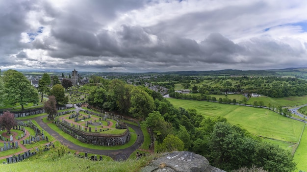 Immagine panoramica del paesaggio dal castello di Stirling che osserva la Chiesa del Santo Rude e il cimitero della città vecchia a Stirling, in Scozia