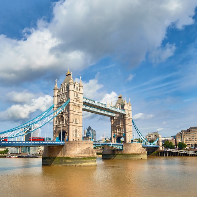 Immagine panoramica del Tower Bridge a Londra in una luminosa giornata di sole