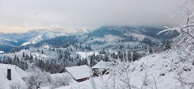 Immagine panoramica della natura del paesaggio del villaggio di montagna invernale