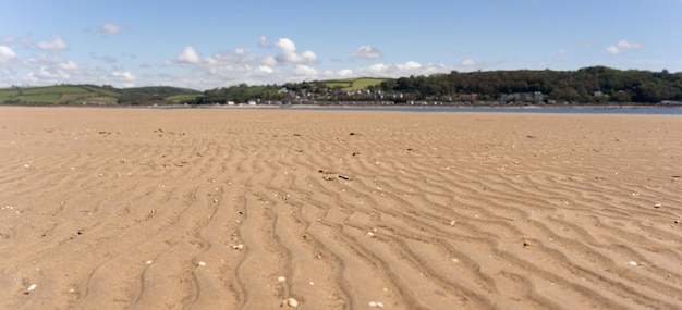 Immagine panoramica della sabbia nella spiaggia di Llansteffan nel Galles meridionale