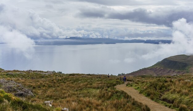 Immagine panoramica di uno splendido scenario dal sentiero Storr , Isola di Skye , Scozia