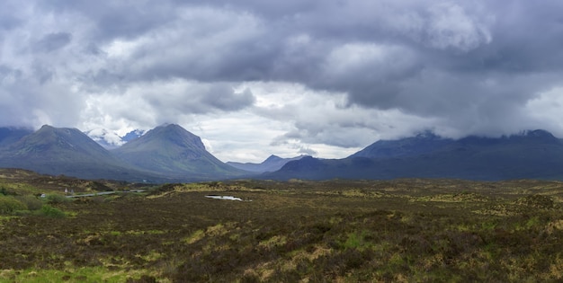 Immagine panoramica di uno splendido scenario sull'isola di Skye in estate, Scozia