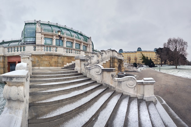 Immagine panoramica invernale della scala verso la casa delle farfalle imperiale a Vienna