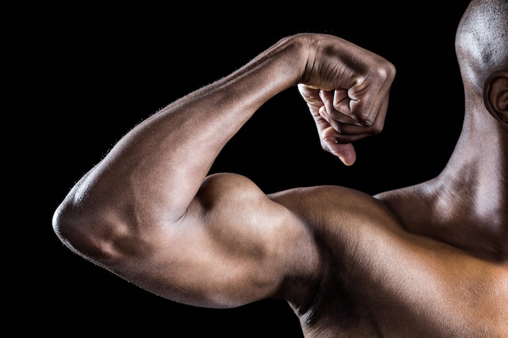 Foto immagine potata dell&#39;uomo muscolare che flette i muscoli