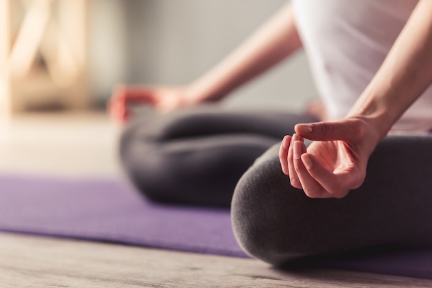 Immagine potata di bella meditazione della donna incinta.