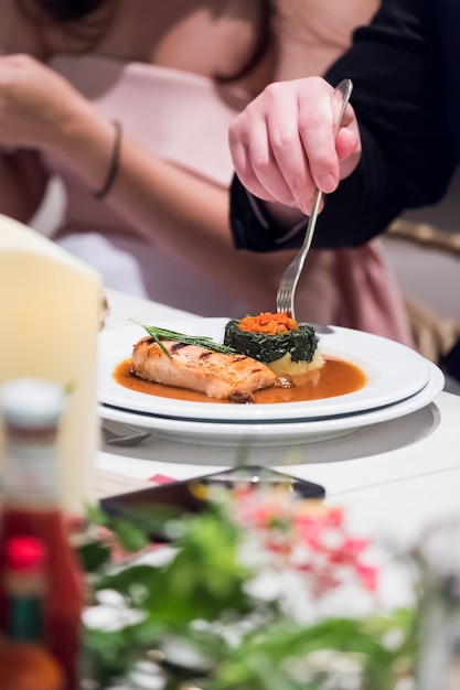 Immagine potata di uomo che mangia nel ristorante