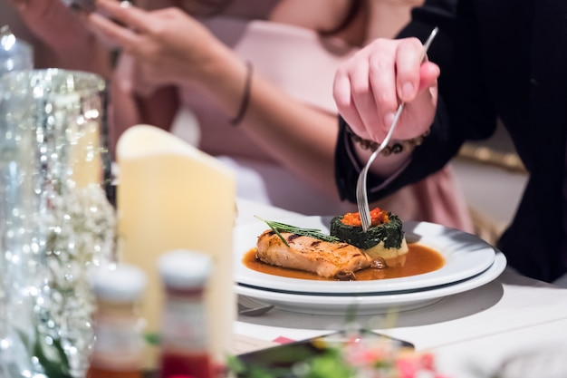 Immagine potata di uomo che mangia nel ristorante