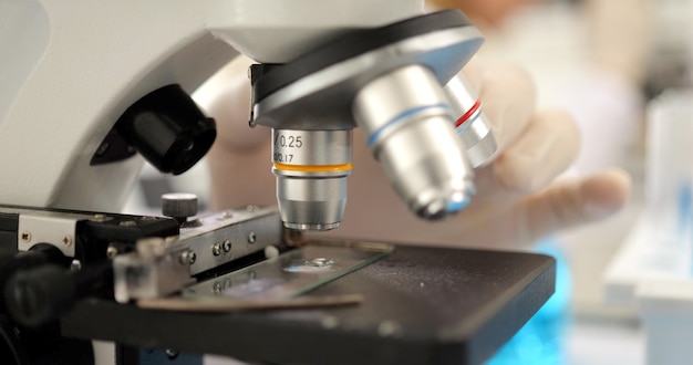 Immagine ravvicinata del microscopio per campioni di test di biologia chimica in laboratorio
