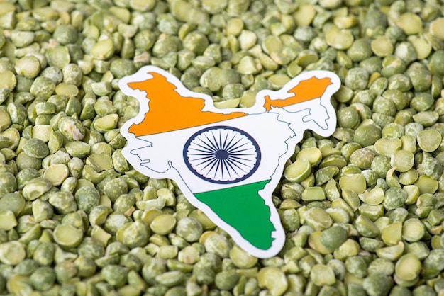 Immagine ravvicinata di bandiera e mappa dell'India sul pisello secco verde Concetto di coltivazione di piselli in India