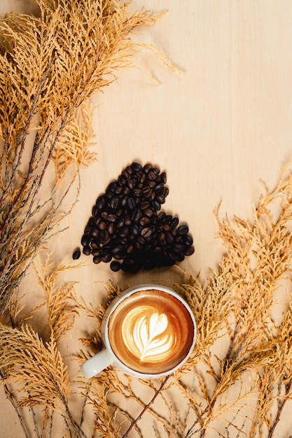 Immagine ravvicinata di cappuccino caldo tazza di caffè bianco con latte art a forma di cuore e fiori cibo e