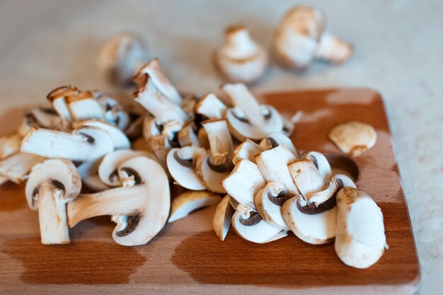 Immagine ravvicinata di funghi champignon tritati bianchi