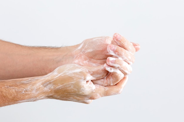 Immagine ravvicinata di lavarsi le mani su sfondo bianco