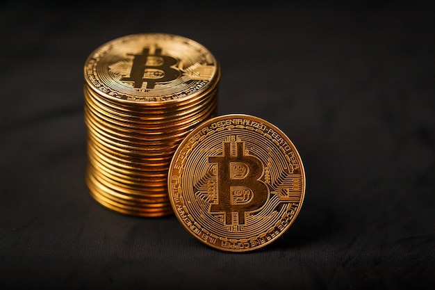 Immagine ravvicinata di monete Bitcoin su sfondo nero, una pila di Bitcoin Cryptocurrency Gold Bitcoin BTC Bit Coin. Tecnologia blockchain digitale, concetto di mining bitcoin