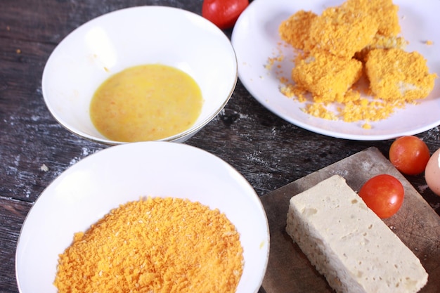 Immagine ravvicinata di nuggets di pollo fatti in casa con uova e briciole di pane