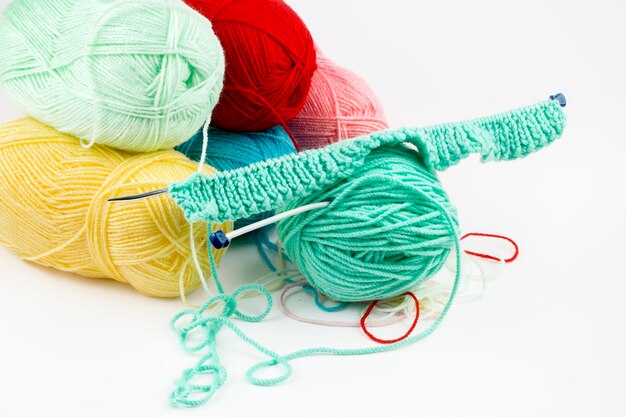 Immagine ravvicinata di palline di filato di lana colorate come sfondo
